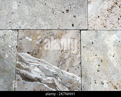 Carreaux de travertin sur une terrasse près d'une piscine. Banque D'Images