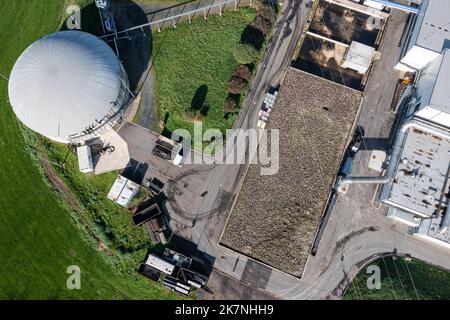 Coesfeld, Allemagne. 18th octobre 2022. ReTerra West GmbH abrite une usine de biogaz qui produit du biogaz à partir de biochaste (photo prise par drone). Wirtschaftsbetriebe des Kreises Coesfeld et reTerra West GmbH montrent comment le biogaz est traité à partir des matières premières et alimenté dans le réseau de gaz. 350 mètres cubes peuvent être produits ici par heure, ou 1500-2000 ménages peuvent être fournis avec du gaz naturel bio. Credit: Guido Kirchner/dpa/Alay Live News Banque D'Images