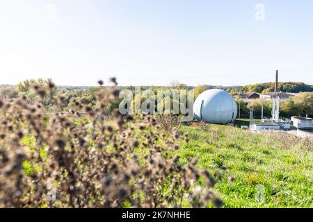 Coesfeld, Allemagne. 18th octobre 2022. ReTerra West GmbH abrite une usine de valorisation du biogaz qui produit du biogaz à partir de biowaste. Wirtschaftsbetriebe des Kreises Coesfeld et reTerra West GmbH démontrent comment le biogaz est traité à partir des matières premières et alimenté dans le réseau de gaz. 350 mètres cubes peuvent être produits ici par heure, ou 1500-2000 ménages peuvent être fournis avec du gaz naturel bio. Credit: Guido Kirchner/dpa/Alay Live News Banque D'Images