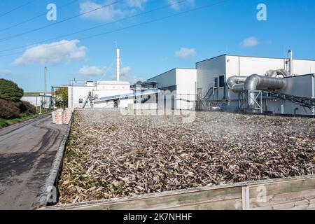 Coesfeld, Allemagne. 18th octobre 2022. ReTerra West GmbH abrite une usine de biogaz qui produit du biogaz à partir de biochaste (photo prise par drone). Wirtschaftsbetriebe des Kreises Coesfeld et reTerra West GmbH montrent comment le biogaz est traité à partir des matières premières et alimenté dans le réseau de gaz. 350 mètres cubes peuvent être produits ici par heure, ou 1500-2000 ménages peuvent être fournis avec du gaz naturel bio. Credit: Guido Kirchner/dpa/Alay Live News Banque D'Images