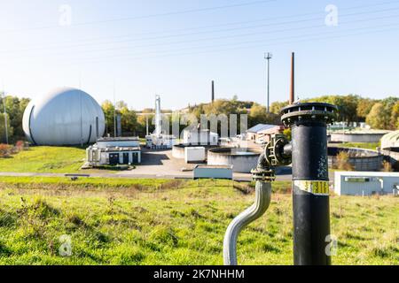 Coesfeld, Allemagne. 18th octobre 2022. ReTerra West GmbH abrite une usine de valorisation du biogaz qui produit du biogaz à partir de biowaste. Wirtschaftsbetriebe des Kreises Coesfeld et reTerra West GmbH démontrent comment le biogaz est traité à partir des matières premières et alimenté dans le réseau de gaz. 350 mètres cubes peuvent être produits ici par heure, ou 1500-2000 ménages peuvent être fournis avec du gaz naturel bio. Credit: Guido Kirchner/dpa/Alay Live News Banque D'Images