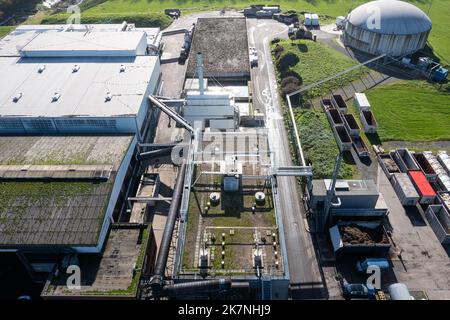 Coesfeld, Allemagne. 18th octobre 2022. ReTerra West GmbH abrite une usine de biogaz qui produit du biogaz à partir de biochaste (photo prise par drone). Wirtschaftsbetriebe des Kreises Coesfeld et reTerra West GmbH montrent comment le biogaz est traité à partir des matières premières et alimenté dans le réseau de gaz. 350 mètres cubes peuvent être produits ici par heure, ou 1500-2000 ménages peuvent être fournis avec du gaz naturel bio. Credit: Guido Kirchner/dpa/Alay Live News Banque D'Images