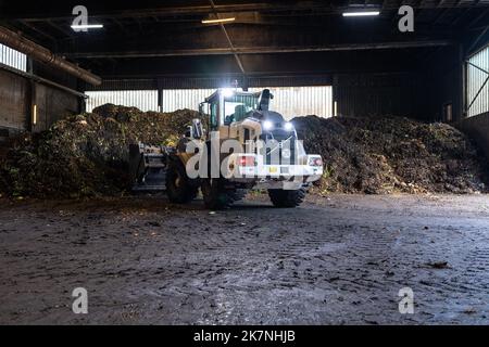 Coesfeld, Allemagne. 18th octobre 2022. Chez reTerra West GmbH, une chargeuse sur pneus remplit Biowaste dans une usine de biogaz qui produit du biogaz à partir de biowaste. Wirtschaftsbetriebe des Kreises Coesfeld, en collaboration avec reTerra West GmbH, démontre comment le biogaz est traité à partir des matières premières et alimenté dans le réseau de gaz. 350 mètres cubes peuvent être produits ici par heure, ou 1500-2000 ménages peuvent être fournis avec du gaz naturel bio. Credit: Guido Kirchner/dpa/Alay Live News Banque D'Images