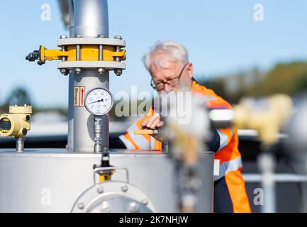 Coesfeld, Allemagne. 18th octobre 2022. Chez reTerra West GmbH, un employé se trouve sur le toit d'une usine de biogaz qui produit du biogaz à partir de déchets organiques. Wirtschaftsbetriebe des Kreises Coesfeld et reTerra West GmbH montrent comment le biogaz est traité à partir des matières premières et alimenté dans le réseau de gaz. 350 mètres cubes peuvent être produits ici par heure, ou 1500-2000 ménages peuvent être fournis avec du gaz naturel bio. Credit: Guido Kirchner/dpa/Alay Live News Banque D'Images