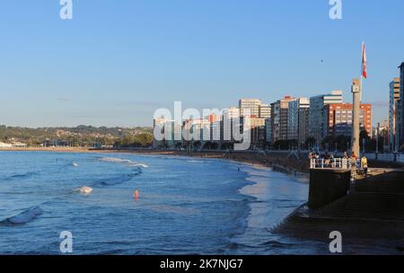 Vue sur le paysage avec une montgolfière et la Escalerona Playa de San Lorenzo Gijon Asturias Espagne Banque D'Images
