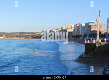 Vue sur le paysage avec une montgolfière et la Escalerona Playa de San Lorenzo Gijon Asturias Espagne Banque D'Images