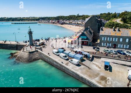 Cancale (Bretagne, nord-ouest de la France) : vue aérienne de la jetée, du port de la Houle et de la ville Banque D'Images