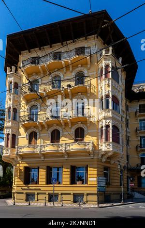 Sanremo. Le bâtiment actuel de l'hôtel Lolli Palace a été construit en 1903 par l'architecte Francesco Sappia. Il est situé sur la Promenade de l'Empress ( Banque D'Images