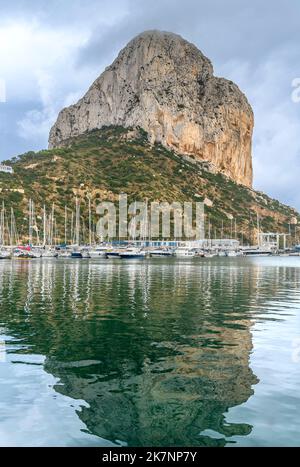 Un affleurement calcaire massif appelé roche de Penon de Ifach est la caractéristique la plus caractéristique de Calpe (ou Calp). Le rocher se trouve dans le parc naturel de Penyal d'IFAC. Banque D'Images