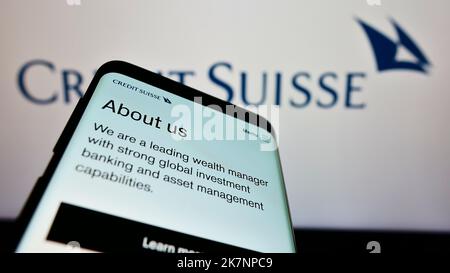 Téléphone mobile avec la page web de la société financière Credit Suisse Group AG à l'écran devant le logo de l'entreprise. Faites la mise au point dans le coin supérieur gauche de l'écran du téléphone. Banque D'Images