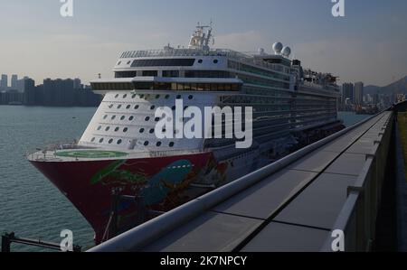 Bateau de croisière Henting DreamHdocks au terminal de croisière de Kai Tak. Le gouvernement réimpose des mesures anti-épidémies strictes, notamment l'annulation de tous les événements de grande envergure, l'interdiction des services de restauration sur place et la suspension de tous les voyages Hruise-to-nulle part. 05JAN22. SCMP / Sam Tsang Banque D'Images