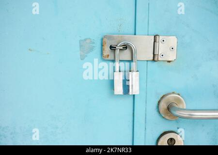 date à laquelle la porte a été verrouillée avec des cadenas et des chaînes Banque D'Images