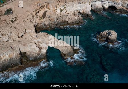 Vue aérienne du pont des amoureux, Ayia Napa, Chypre. Banque D'Images