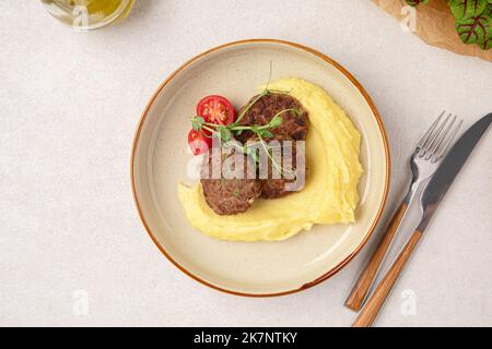 Portion de côtelettes de bœuf russe avec purée de pommes de terre Banque D'Images