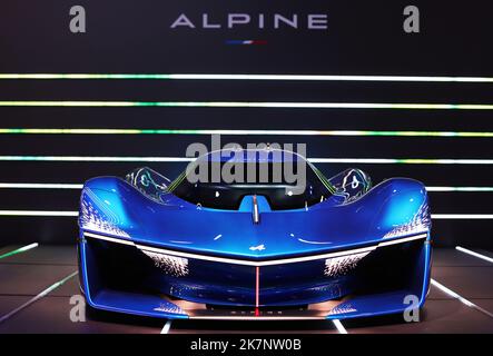 Paris, France. 17th octobre 2022. Un concept hydrogène Alpine Alpenglow est présenté lors du salon de l'automobile de Paris, à Paris, en France, le 17 octobre 2022. Le salon de l'automobile de Paris 89th a lieu ici du 17 au 23 octobre. Credit: Gao Jing/Xinhua/Alamy Live News Banque D'Images
