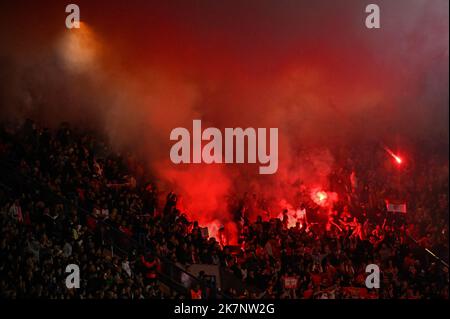 Julien Mattia / le Pictorium - PSG - Benfica Lisbonne - 11/10/2022 - France / Ile-de-France (région) / Paris - les ultras portugais de Benfica Banque D'Images