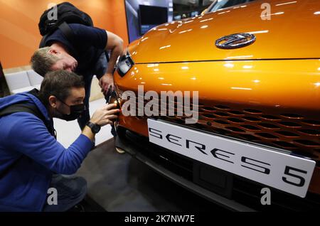 Paris, France. 18th octobre 2022. Les gens visitent le stand SERES lors du salon de l'automobile de Paris à Paris, France, 18 octobre 2022. Le salon de l'automobile de Paris 89th a lieu ici du 17 au 23 octobre. Credit: Gao Jing/Xinhua/Alamy Live News Banque D'Images