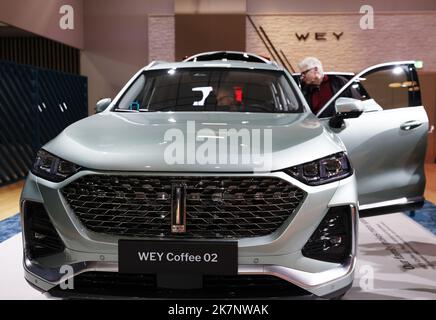 Paris, France. 18th octobre 2022. Les gens regardent un café WEY 02 lors du salon de l'automobile de Paris, à Paris, en France, le 18 octobre 2022. Le salon de l'automobile de Paris 89th a lieu ici du 17 au 23 octobre. Credit: Gao Jing/Xinhua/Alamy Live News Banque D'Images