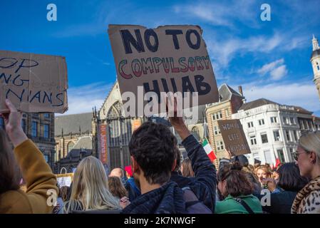 Amsterdam, pays-Bas. 16th octobre 2022. Un manifestant détient un écriteau qui indique «non au hijab obligatoire» lors de la manifestation «Woman Life Freedom». Des milliers d'Iraniens et d'autres manifestants se sont rassemblés sur la place du Dam pour réclamer justice pour Mahsa Amini et liberté pour l'Iran. (Photo de Charles M Vella/SOPA Images/Sipa USA) crédit: SIPA USA/Alay Live News Banque D'Images