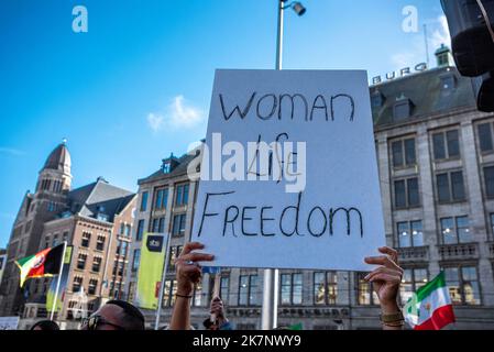 Amsterdam, pays-Bas. 16th octobre 2022. Une femme tient un écriteau qui dit ''˜la liberté de vie de la femme' pendant la manifestation. Des milliers d'Iraniens et d'autres manifestants se sont rassemblés sur la place du Dam pour réclamer justice pour Mahsa Amini et liberté pour l'Iran. (Credit image: © Charles M Vella/SOPA Images via ZUMA Press Wire) Banque D'Images