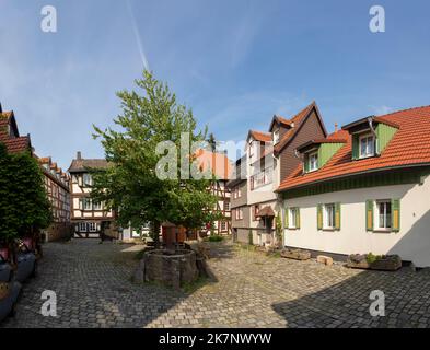 Alsfeld, Allemagne - 25 juin 2021 : célèbre hôtel de ville et maisons historiques à colombages sur la place centrale d'Alsfeld, allemagne. Banque D'Images