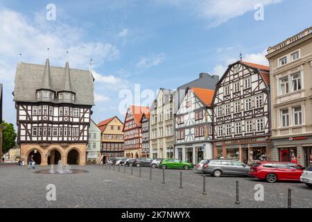 Alsfeld, Allemagne - 25 juin 2021 : célèbre hôtel de ville et maisons historiques à colombages sur la place centrale d'Alsfeld, allemagne. Banque D'Images