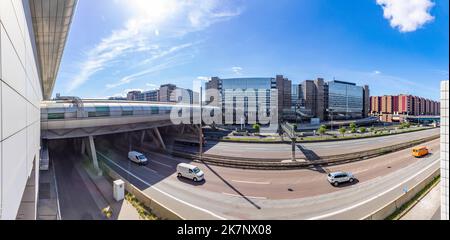 Francfort, Allemagne - 13 mai 2022 : vue panoramique sur le terminal 1 de l'aéroport international de Francfort avec passage d'autoroute et immeubles de bureaux. Banque D'Images