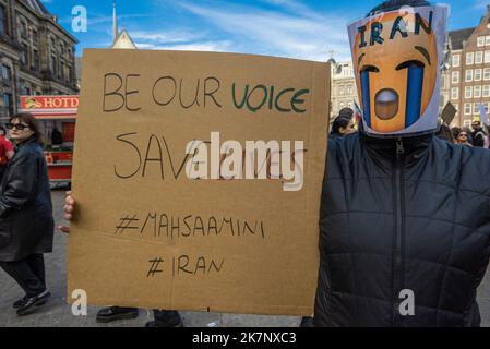 Amsterdam, pays-Bas. 16th octobre 2022. Une femme tient un écriteau qui dit ''˜être notre voix, sauver des vies' pendant la ''˜Femme liberté de vie' manifestation. Des milliers d'Iraniens et d'autres manifestants se sont rassemblés sur la place du Dam pour réclamer justice pour Mahsa Amini et liberté pour l'Iran. (Credit image: © Charles M Vella/SOPA Images via ZUMA Press Wire) Banque D'Images