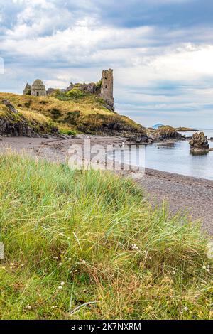 Les ruines du château de Dunure datant du 13th siècle, utilisé dans le tournage d'Outlander, Dunure, South Ayrshire, Écosse, Royaume-Uni Banque D'Images