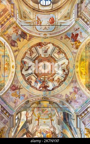 BOLETO, ITALIE - 19 JUILLET 2022 : la fresque baroque (douziv apôtres) dans la coupole de l'église Santuario della Madonna del Sasso de Lorenzo Peracino Banque D'Images