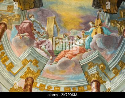 BOLETO, ITALIE - 19 JUILLET 2022 : la fresque baroque du chœur des anges dans l'église Santuario della Madonna del Sasso par Lorenzo Peracino à partir de 18. cent Banque D'Images