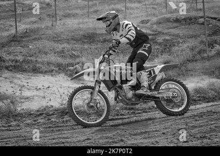 Malpartida de Caceres, Espagne - 16 octobre 2022: Championnat de motocross d'Estrémadure 2022. Compétition organisée sur le circuit de Las Arenas. Banque D'Images