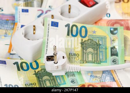 Coût de l'énergie prix de l'électricité photo symbolique avec cordon d'alimentation ligne de câble Banque D'Images