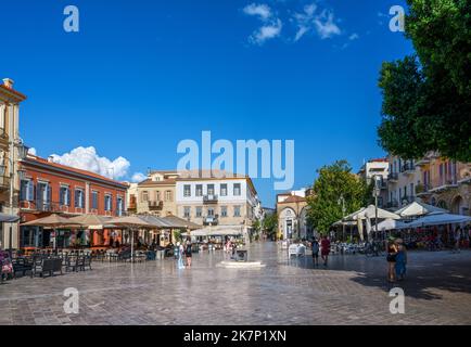 Cafés et restaurants sur la place Syntagma, Nafplio (Nafplion), Péloponnèse, Grèce Banque D'Images