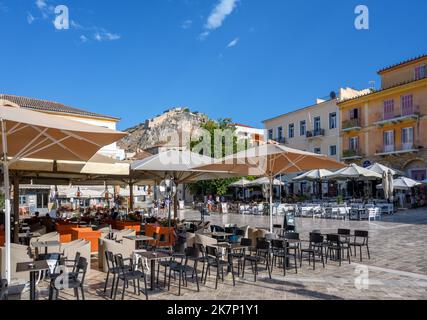 Cafés et restaurants sur la place Syntagma avec la forteresse de Palamidi derrière, Nafplio (Nafplion), Péloponnèse, Grèce Banque D'Images