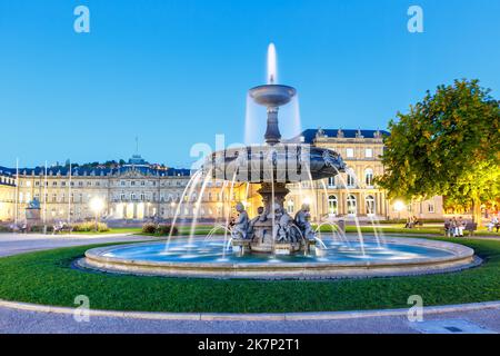 Place du château de Stuttgart Schlossplatz Neues Schloss avec fontaine Voyage au crépuscule ville en Allemagne Banque D'Images