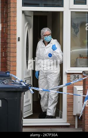 Dovey Road, Sparkhill, Birmingham - 18 octobre 2022 - West Midlands police recherche deux propriétés sur la route Dovey à Sparkhuill, Birmingham à côté l'une de l'autre dans une scène de crime cordon après qu'un bébé de 3 semaines a été assassiné dans les premières heures de mardi 18 octobre matin. Deux femmes ont également été blessées lors de l'attaque et un homme âgé de 29 ans a été arrêté sur les lieux pour suspicion de meurtre. Pic Credit: Scott cm / Alay Live News Banque D'Images