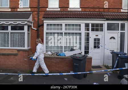 Dovey Road, Sparkhill, Birmingham - 18 octobre 2022 - West Midlands police recherche deux propriétés sur la route Dovey à Sparkhuill, Birmingham à côté l'une de l'autre dans une scène de crime cordon après qu'un bébé de 3 semaines a été assassiné dans les premières heures de mardi 18 octobre matin. Deux femmes ont également été blessées lors de l'attaque et un homme âgé de 29 ans a été arrêté sur les lieux pour suspicion de meurtre. Pic Credit: Scott cm / Alay Live News Banque D'Images