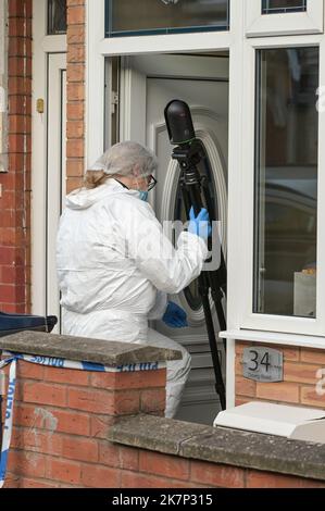 Dovey Road, Sparkhill, Birmingham - 18 octobre 2022 - West Midlands police recherche deux propriétés sur la route Dovey à Sparkhuill, Birmingham à côté l'une de l'autre dans une scène de crime cordon après qu'un bébé de 3 semaines a été assassiné dans les premières heures de mardi 18 octobre matin. Deux femmes ont également été blessées lors de l'attaque et un homme âgé de 29 ans a été arrêté sur les lieux pour suspicion de meurtre. Pic Credit: Scott cm / Alay Live News Banque D'Images
