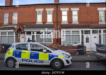 Dovey Road, Sparkhill, Birmingham - 18 octobre 2022 - West Midlands police recherche deux propriétés sur la route Dovey à Sparkhuill, Birmingham à côté l'une de l'autre dans une scène de crime cordon après qu'un bébé de 3 semaines a été assassiné dans les premières heures de mardi 18 octobre matin. Deux femmes ont également été blessées lors de l'attaque et un homme âgé de 29 ans a été arrêté sur les lieux pour suspicion de meurtre. Pic Credit: Scott cm / Alay Live News Banque D'Images