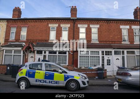 Dovey Road, Sparkhill, Birmingham - 18 octobre 2022 - West Midlands police recherche deux propriétés sur la route Dovey à Sparkhuill, Birmingham à côté l'une de l'autre dans une scène de crime cordon après qu'un bébé de 3 semaines a été assassiné dans les premières heures de mardi 18 octobre matin. Deux femmes ont également été blessées lors de l'attaque et un homme âgé de 29 ans a été arrêté sur les lieux pour suspicion de meurtre. Pic Credit: Scott cm / Alay Live News Banque D'Images