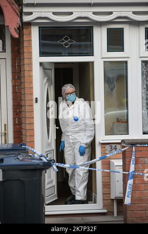 Dovey Road, Sparkhill, Birmingham - 18 octobre 2022 - West Midlands police recherche deux propriétés sur la route Dovey à Sparkhuill, Birmingham à côté l'une de l'autre dans une scène de crime cordon après qu'un bébé de 3 semaines a été assassiné dans les premières heures de mardi 18 octobre matin. Deux femmes ont également été blessées lors de l'attaque et un homme âgé de 29 ans a été arrêté sur les lieux pour suspicion de meurtre. Pic Credit: Scott cm / Alay Live News Banque D'Images