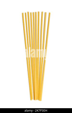 Pile de pâtes de fettuccine de blé dur non cuites isolées sur fond blanc. Spaghetti ou nouilles crus Banque D'Images