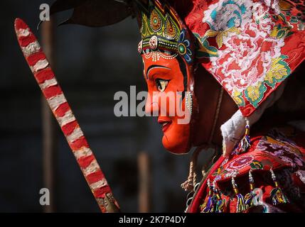 Katmandou, Bagmati, Népal. 18th octobre 2022. Une divinité se produit pendant le festival de danse Nardevi Swetkali Devi dans les locaux du temple de Taleju Bhawani sur la place Hanumandoka Durbar à Katmandou, au Népal, sur 18 octobre 2022. Le festival se produit habituellement une fois en 12 ans en prenant le défilé et les représentations de divinités telles que Ganesh, Kumari, Bhairav, Swetkali, Bharamayani, Mahalaxmi, Barahi et bien plus encore. (Credit image: © Sunil Sharma/ZUMA Press Wire) Credit: ZUMA Press, Inc./Alamy Live News Banque D'Images