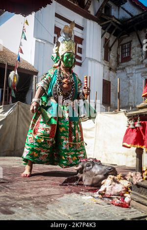 Katmandou, Bagmati, Népal. 18th octobre 2022. Une divinité se produit pendant le festival de danse Nardevi Swetkali Devi dans les locaux du temple de Taleju Bhawani sur la place Hanumandoka Durbar à Katmandou, au Népal, sur 18 octobre 2022. Le festival se produit habituellement une fois en 12 ans en prenant le défilé et les représentations de divinités telles que Ganesh, Kumari, Bhairav, Swetkali, Bharamayani, Mahalaxmi, Barahi et bien plus encore. (Credit image: © Sunil Sharma/ZUMA Press Wire) Credit: ZUMA Press, Inc./Alamy Live News Banque D'Images