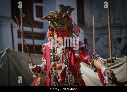 Katmandou, Bagmati, Népal. 18th octobre 2022. Une divinité se produit pendant le festival de danse Nardevi Swetkali Devi dans les locaux du temple de Taleju Bhawani sur la place Hanumandoka Durbar à Katmandou, au Népal, sur 18 octobre 2022. Le festival se produit habituellement une fois en 12 ans en prenant le défilé et les représentations de divinités telles que Ganesh, Kumari, Bhairav, Swetkali, Bharamayani, Mahalaxmi, Barahi et bien plus encore. (Credit image: © Sunil Sharma/ZUMA Press Wire) Credit: ZUMA Press, Inc./Alamy Live News Banque D'Images