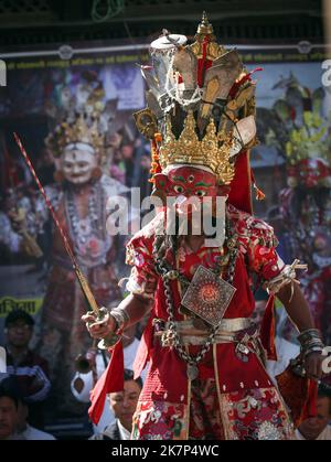 Katmandou, Bagmati, Népal. 18th octobre 2022. Une divinité se produit pendant le festival de danse Nardevi Swetkali Devi dans les locaux du temple de Taleju Bhawani sur la place Hanumandoka Durbar à Katmandou, au Népal, sur 18 octobre 2022. Le festival se produit habituellement une fois en 12 ans en prenant le défilé et les représentations de divinités telles que Ganesh, Kumari, Bhairav, Swetkali, Bharamayani, Mahalaxmi, Barahi et bien plus encore. (Credit image: © Sunil Sharma/ZUMA Press Wire) Credit: ZUMA Press, Inc./Alamy Live News Banque D'Images
