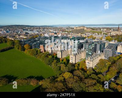 Vue aérienne du développement d'appartements résidentiels de luxe Quartermile à côté du parc Meadows à Édimbourg, en Écosse, au Royaume-Uni Banque D'Images