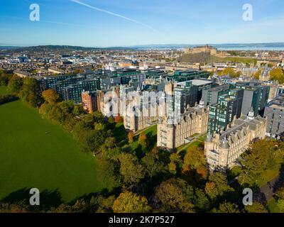 Vue aérienne du développement d'appartements résidentiels de luxe Quartermile à côté du parc Meadows à Édimbourg, en Écosse, au Royaume-Uni Banque D'Images