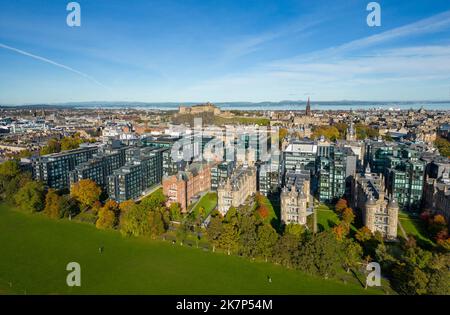 Vue aérienne du développement d'appartements résidentiels de luxe Quartermile à côté du parc Meadows à Édimbourg, en Écosse, au Royaume-Uni Banque D'Images